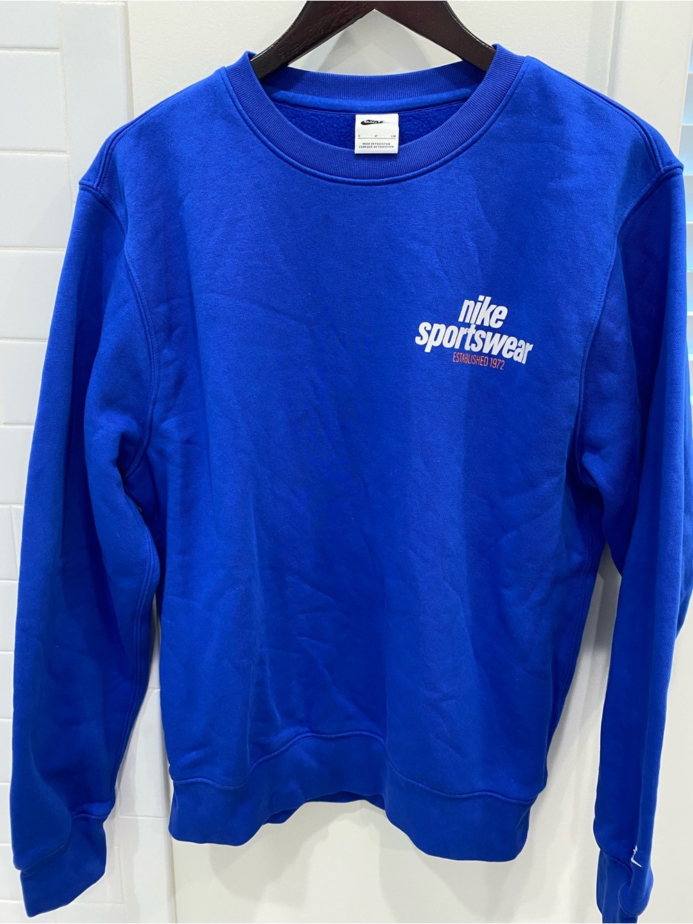 Ladies Nike Royal Blue Sportswear Crewneck Sweatshirt size small- long sleeve.